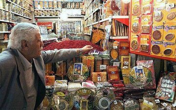 پنج تن مواد غذایی تاریخ گذشته در مشهد کشف شد
