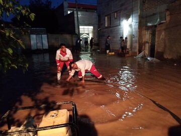 هلال احمر آذربایجان‌غربی به ۱۳ روستای درگیر با سیل امدادرسانی کرد