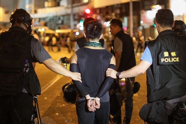 پلیس هنگ کنگ ۳۰۰ نفر را در تجمع غیرقانونی بازداشت کرد