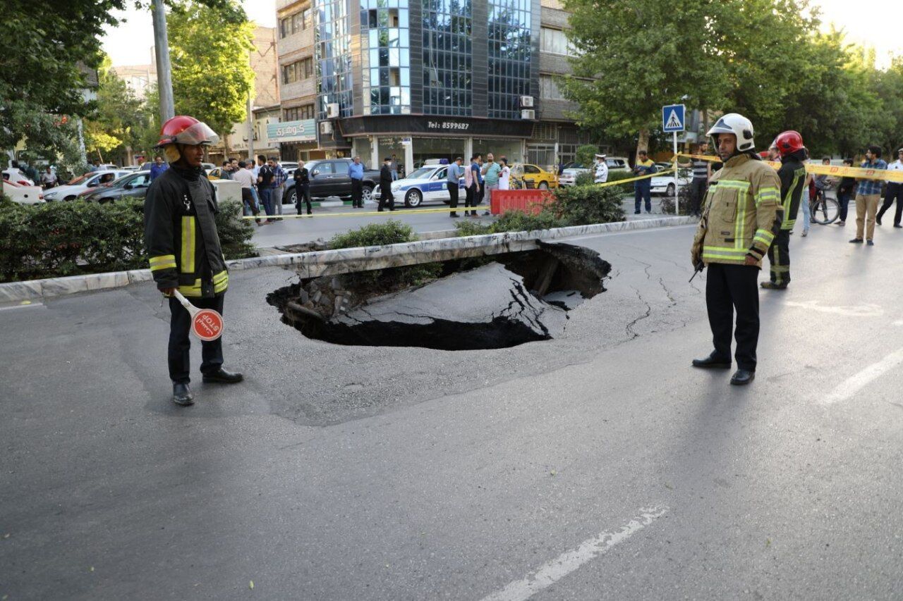 بخشی از زمین در خیابان خرمشهر مشهد فرو نشست