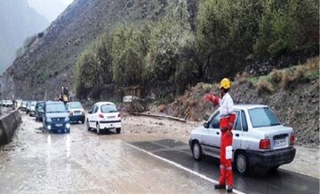 جاده کندوان به علت جاری شدن سیلاب مسدود شد 