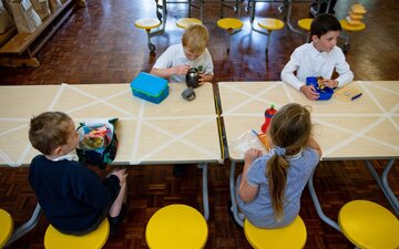 ترس و بی‌اعتمادی به طرح بازگشایی مدارس در انگلیس