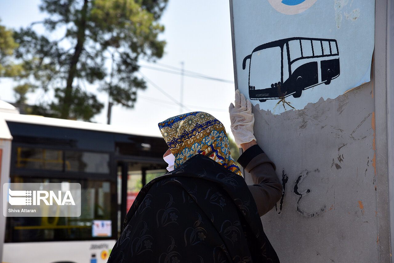 عرضه ماسک و دستکش در پایانه‌های اتوبوسرانی و مترو شیراز