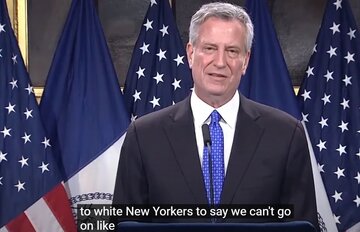 شهردار نیویورک: نمی‌توان با این وضعیت نژادپرستی ادامه داد