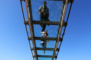 حضور گردشگران در پل شیشه‌ای هیر اردبیل