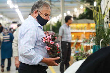 Réouverture du marché des fleurs et plantes d'Ispahan  