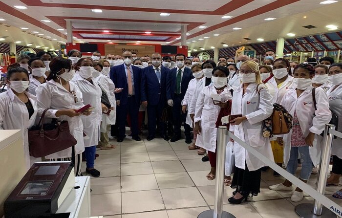 گروه ۳۰۰ نفره پزشکان و پرستاران کوبایی وارد کویت شدند
