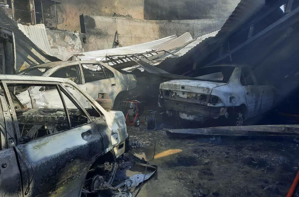 خودروهای توقیفی در پارکینگ اکبرآباد شیراز در آتش سوخت
