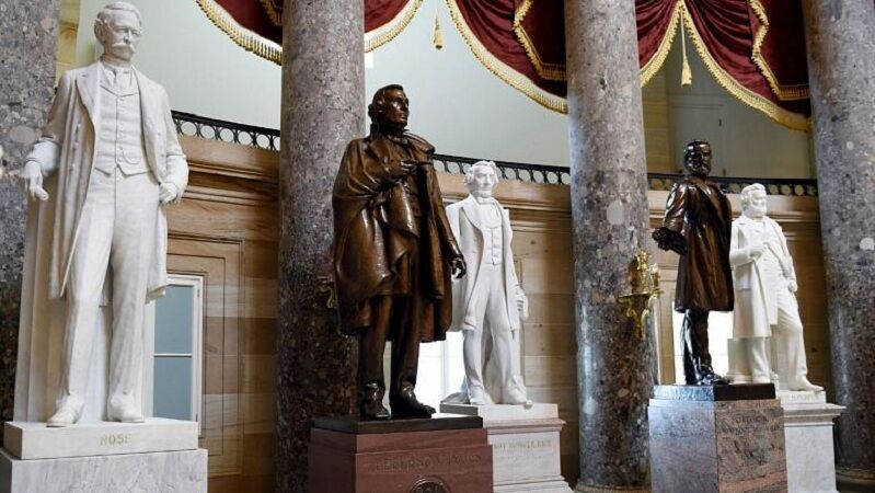 درخواست پلوسی برای حذف مجسمه‌ نمادهای نژادپرستانه از ساختمان کنگره ...