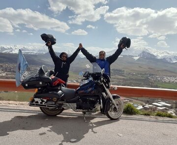 Un couple motard de Lorestan propage le message de paix des Iraniens