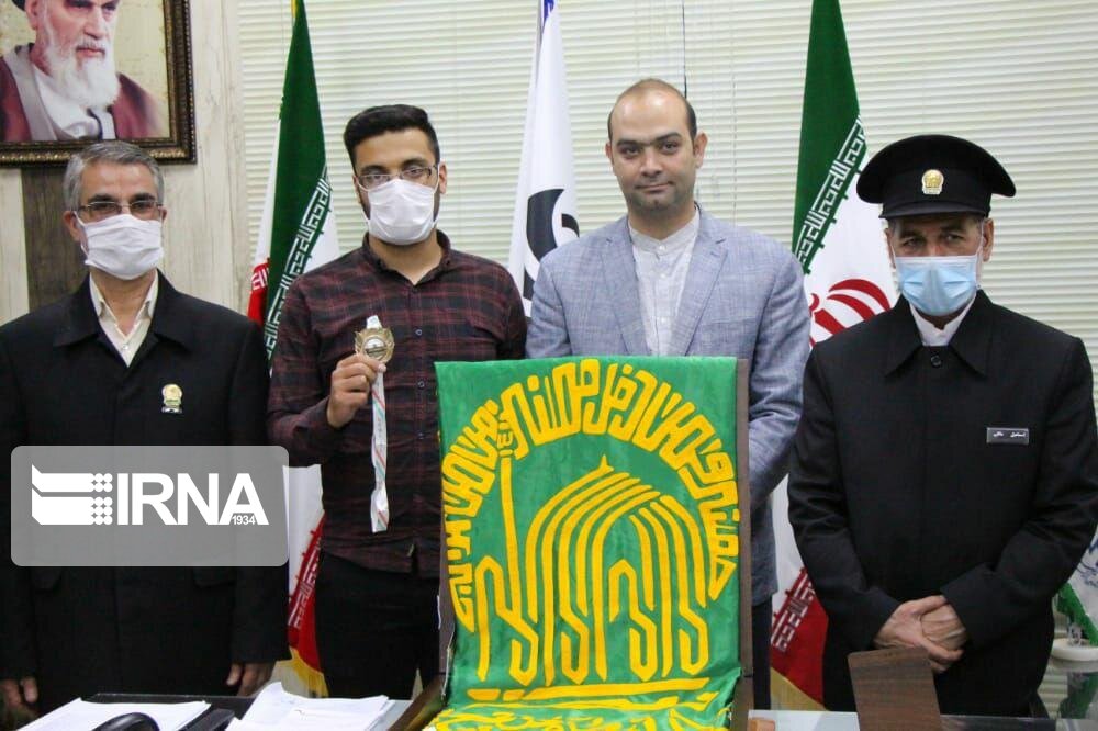 ورزشکار جهرمی، مدال طلای خود را تقدیم آستان قدس رضوی کرد