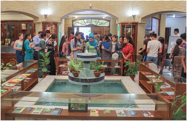 استقبال ترکمن ها از نمایشگاه عکس و کتاب درباره امام رضا (ع)