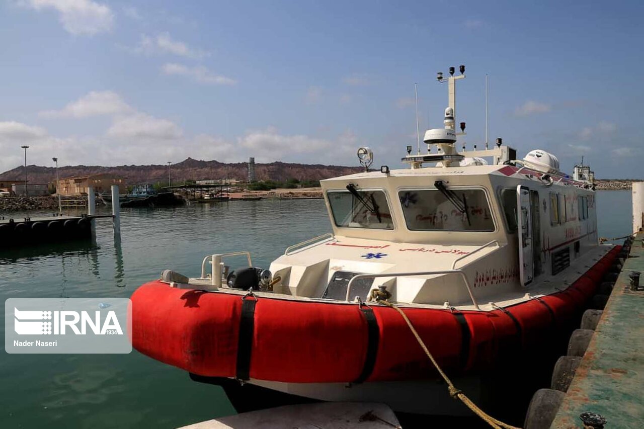 ۱۱ بیمار اورژانسی قشم با آمبولانس دریایی و بالگرد به مراکز درمانی اعزام شدند