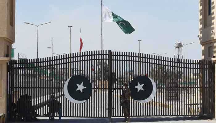 Pakistan decides to open more border points with Iran to boost trade