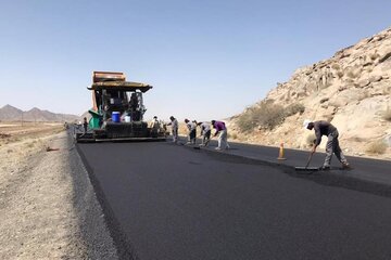 عملیات روکش و بهسازی جاده مهاباد - سردشت آغاز شد
