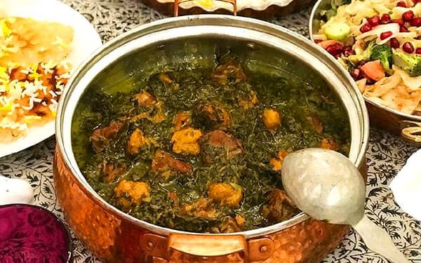 طرز تهیه خورش آلو اسفناج؛ طعمی متفاوت و لذیذ