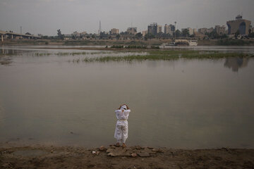 Iran : Rituel de baptême des enfants mandéens au bord de la rivière Karoun