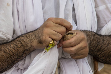 Iran : Rituel de baptême des enfants mandéens au bord de la rivière Karoun