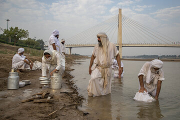 مراسم غسل تعمید کودکان مندایی در کنار رودخانه کارون