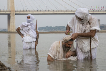مراسم غسل تعمید کودکان مندایی در کنار رودخانه کارون
