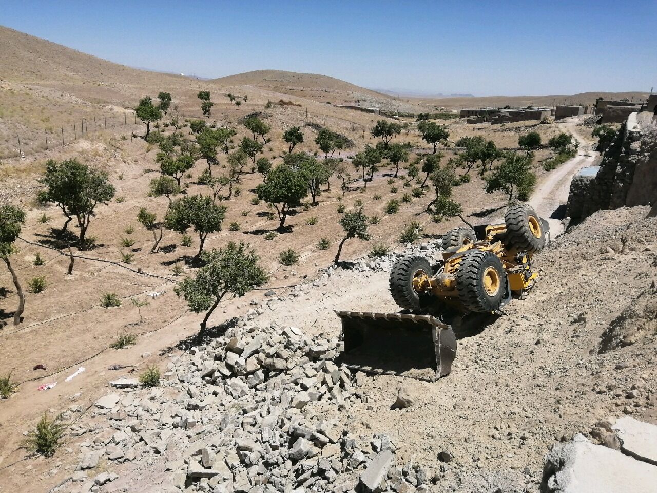 واژگونی لودر در شهرستان درمیان 2 کشته داشت