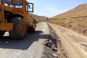 عملیات راهداری در محورهای روستایی مهاباد