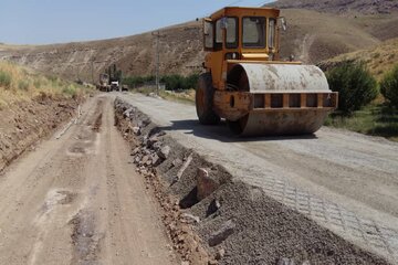 عملیات راهداری در محورهای روستایی مهاباد