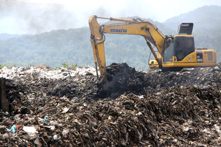 معدنکاران ؛ راز بقای عمارت زباله آمل