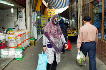 Iranians wearing masks in public places