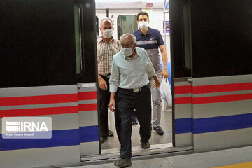 Iranians wearing masks in public places