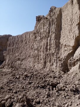 تخریب قسمتی از باروی دامغان توسط متجاوزان فرهنگی