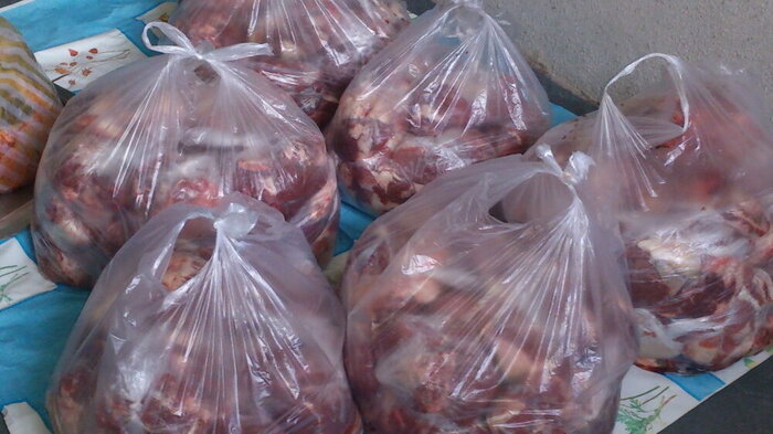 نیازمندان مهریز بیش از ۲ هزار بسته گوشت دریافت کردند