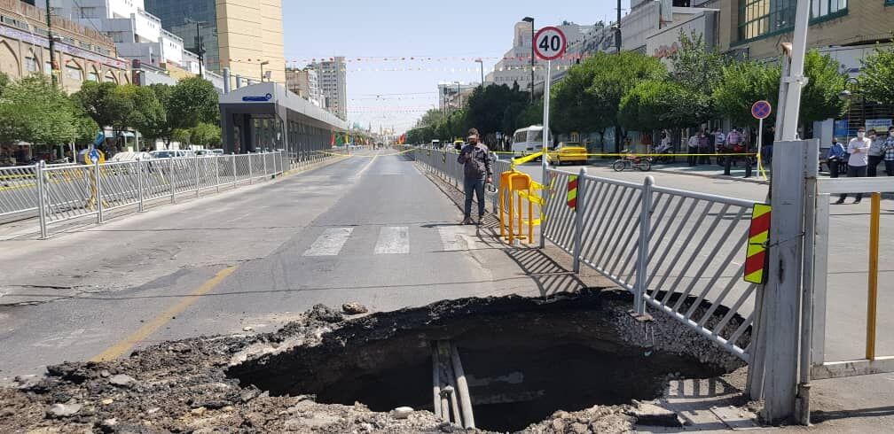 زمین در چهارراه دانش مشهد نشست کرد