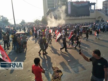 شنیده شدن صدای تیراندازی و بمب های صوتی در میدان التحریر بغداد