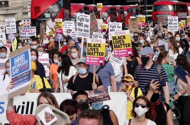 تظاهرات کادر درمانی انگلیس در اوضاع کرونا - ایرنا