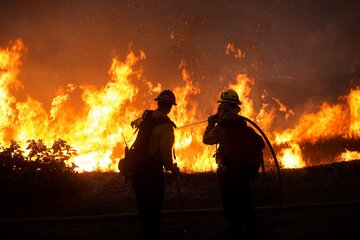 آتش‌سوزی جنگل‌های کالیفرنیا هزاران نفر را مجبور به ترک خانه‌هایشان کرد