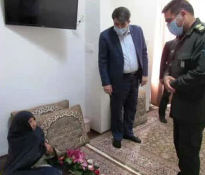 قدردانی استاندار یزد از مادر شهید خبرنگار