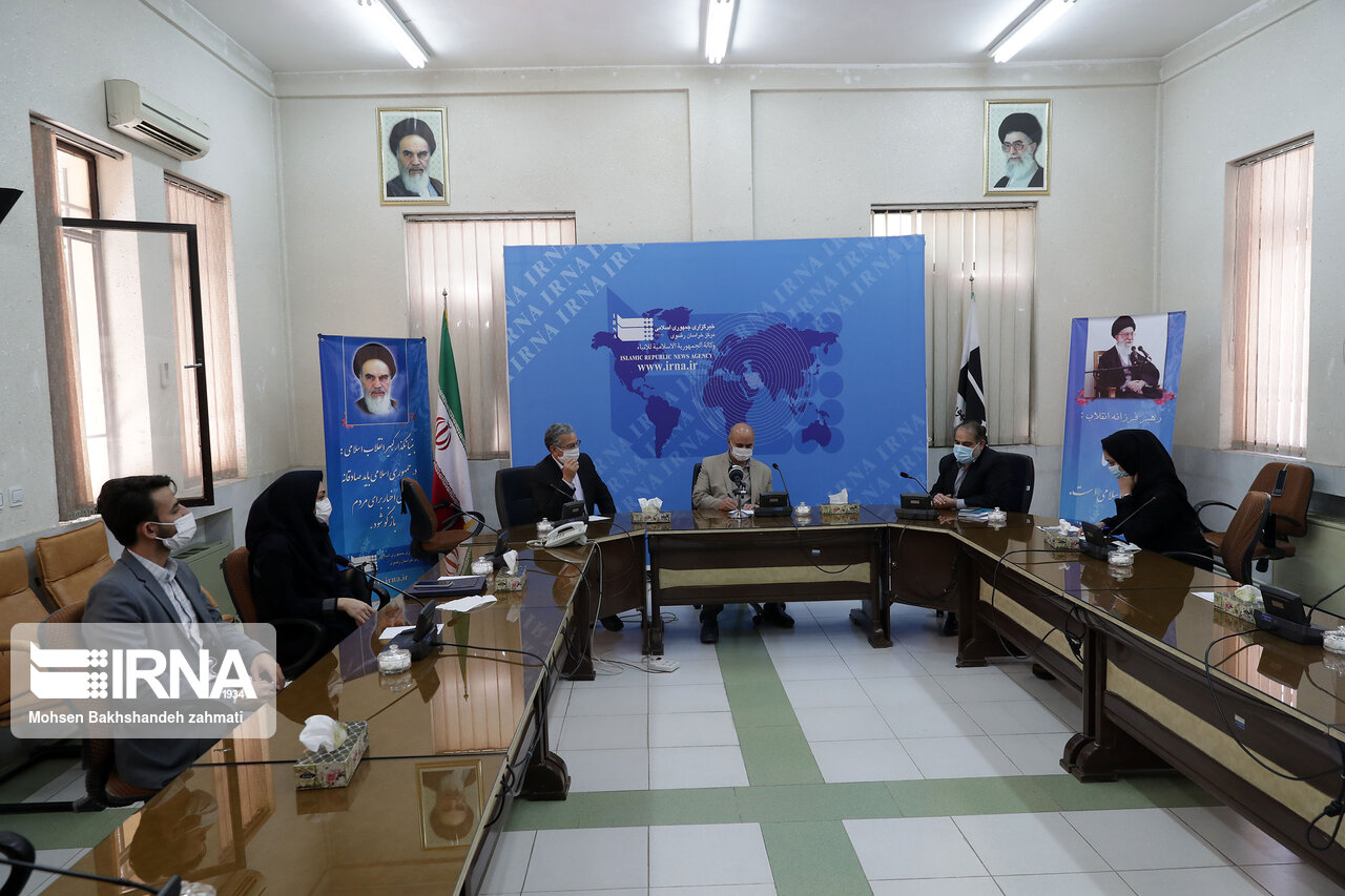 اعضای شورای شهر مشهد به خبرنگاران ایرنا تبریک گفتند