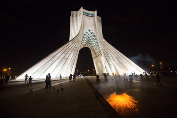 Fête de Ghadir : la Tour Azadi de Téhéran illuminée par le feu d’artifice

