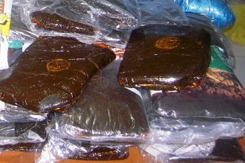 بیش از ۱۳۰ کیلوگرم حشیش و تریاک از ۲ موتورسیکلت در جاسک کشف شد