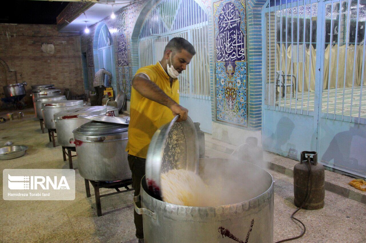 ستاد اجرایی فرمان امام (ره) بوشهر 110 هزار دست غذای گرم طبخ می‌کند