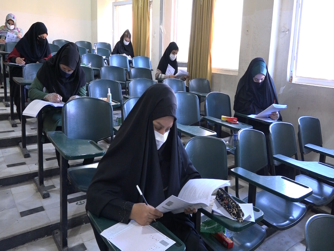 ستاد اجرایی فرمان امام به داوطلبان کنکور درخوزستان بسته بهداشتی اهدا می‌کند