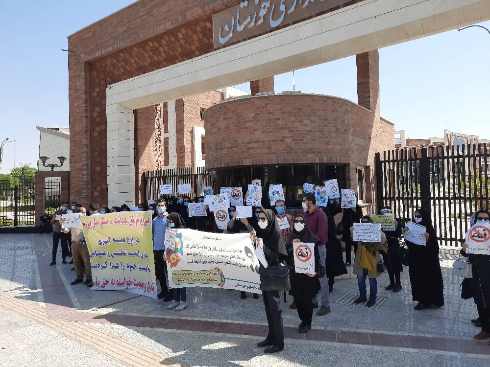 جمعی از کارکنان طرح تحول سلامت خوزستان خواستار تبدیل وضعیت خود شدند