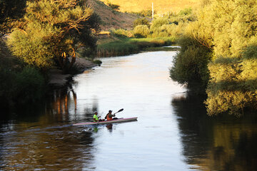 Descenso en canoa en el río Mahabad, en el norte de Irán
