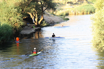 Descenso en canoa en el río Mahabad, en el norte de Irán
