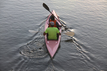 Descenso en canoa en el río Mahabad, en el norte de Irán
