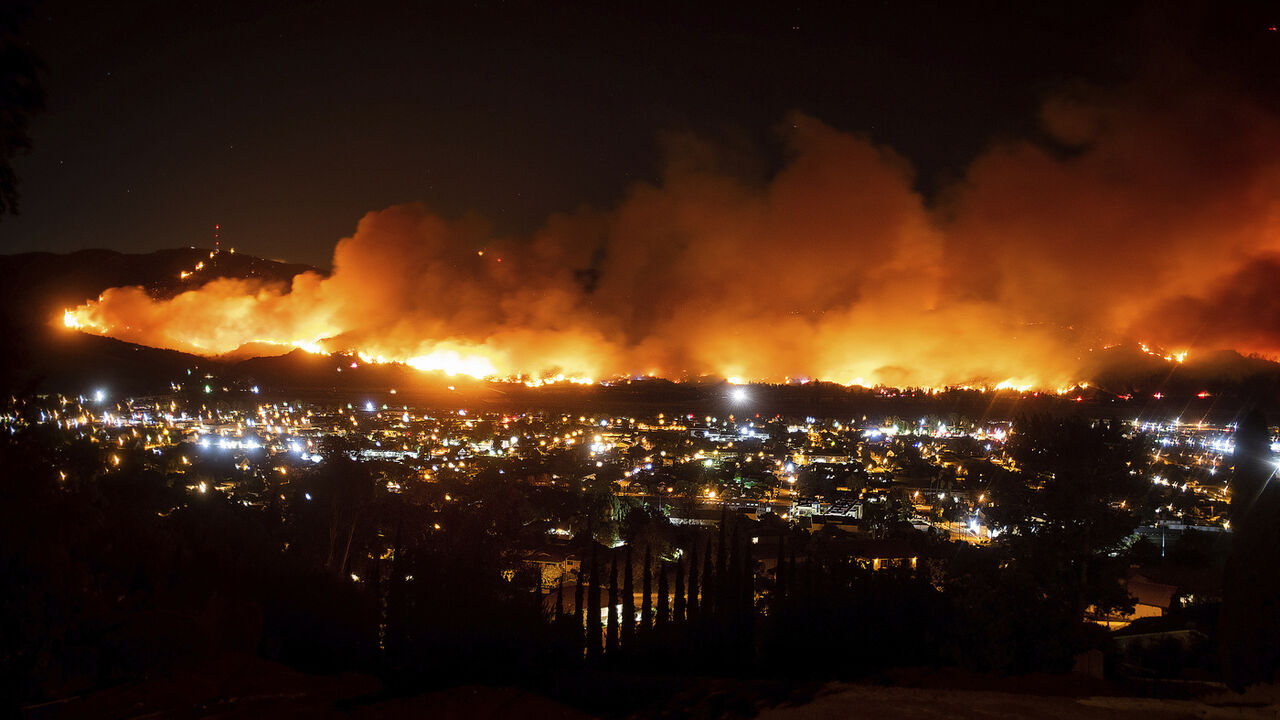 آتش‌سوزی جنگل‌های کالیفرنیا هزاران نفر را وادار به ترک خانه‌هایشان کرد