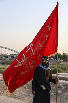 اهتراز پرچم " یا حسین (ع) " در پارک جزیره اهواز