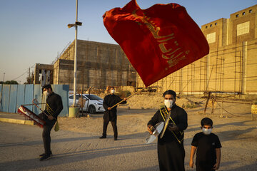 اهتراز پرچم " یا حسین (ع) " در پارک جزیره اهواز