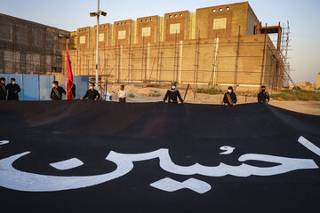 اهتراز پرچم " یا حسین (ع) " در پارک جزیره اهواز